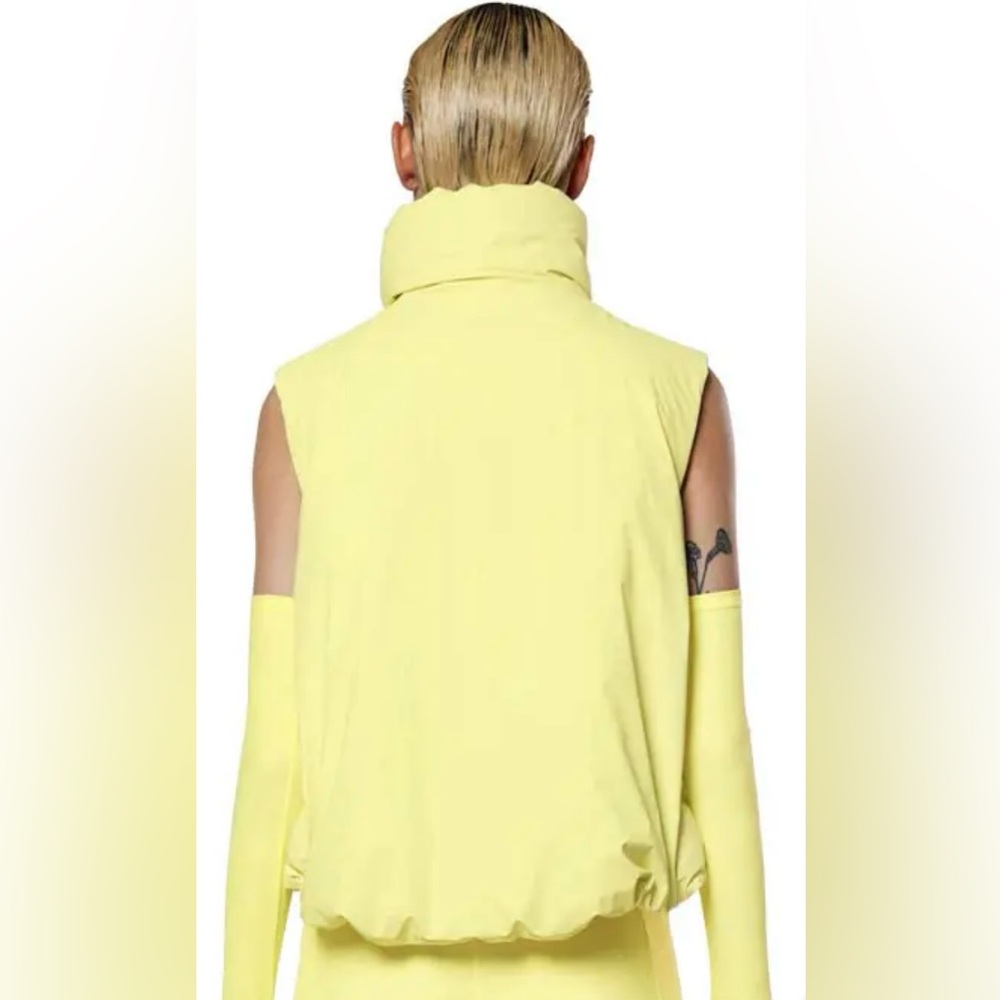 Rains NWT Women’s Loop W Vest. Size M. Color Straw ( yellow). Inside zip pocket - Picture 2 of 12